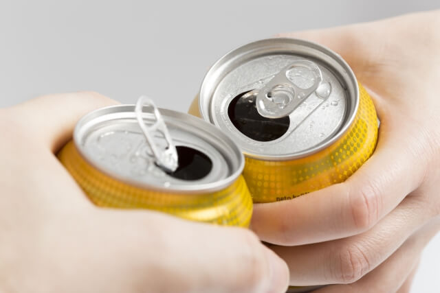 缶ビールで乾杯